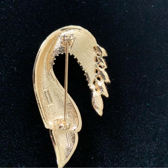 VINTAGE Crown Trifari Brooch - Picture 6 of 12